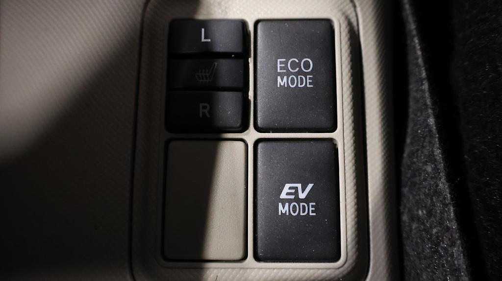 2012 Toyota Aqua Heated Seats, Push Button Start, Reverse Camera image 354581