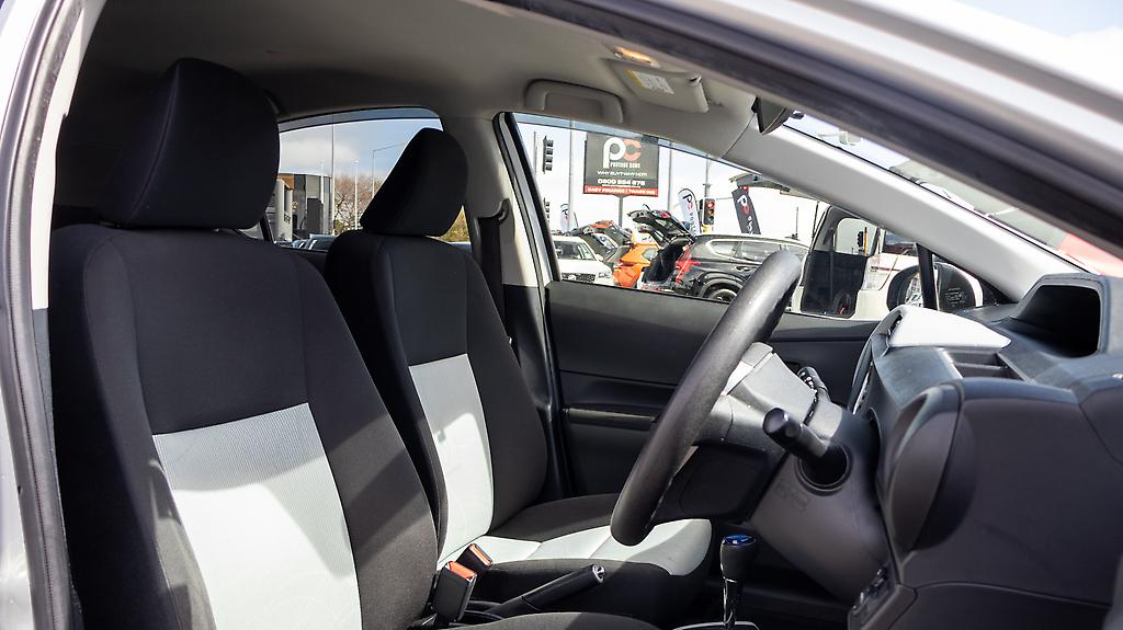 2013 Toyota Aqua Hybrid F spec , Push start image 357820