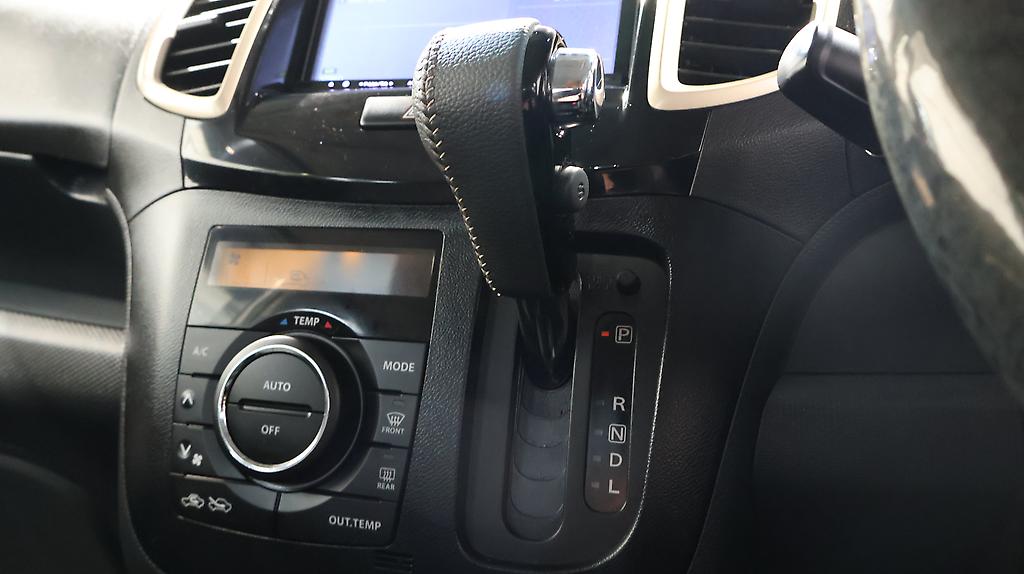 2015 Suzuki Solio DJE J Style image 354820