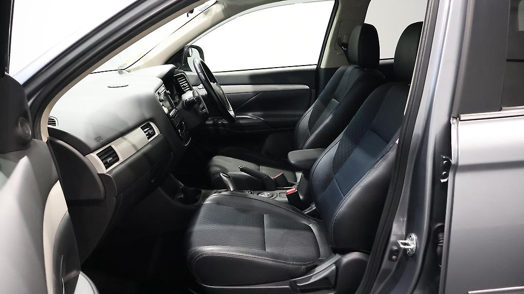 2013 Mitsubishi Outlander PHEV G Navi-Package 4WD image 355302