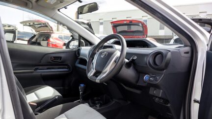 2013 Toyota Aqua Hybrid F spec , Push start image 357821