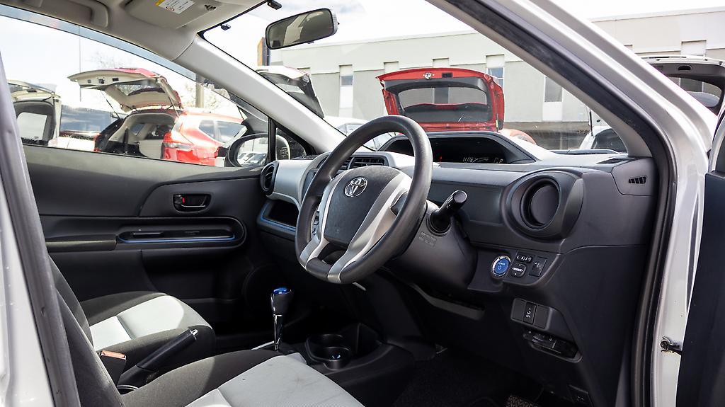 2013 Toyota Aqua Hybrid F spec , Push start image 357821