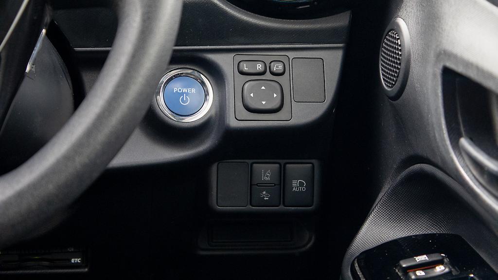 2016 Toyota Aqua Hybrid F spec Push start image 356983