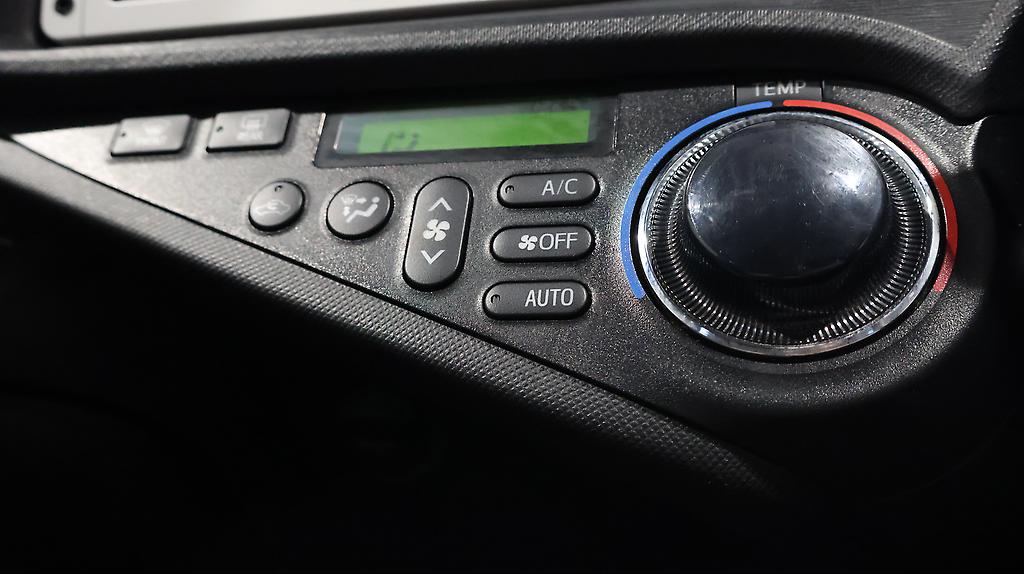 2012 Toyota Aqua Heated Seats, Push Button Start, Reverse Camera image 354579