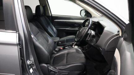 2013 Mitsubishi Outlander PHEV G Navi-Package 4WD image 355305