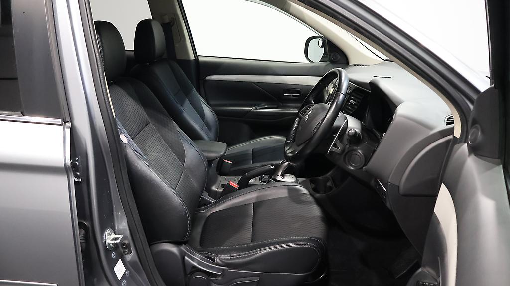2013 Mitsubishi Outlander PHEV G Navi-Package 4WD image 355305