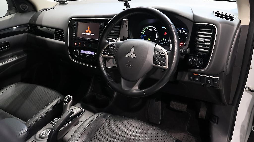 2014 Mitsubishi Outlander PHEV G Navi Package 4WD image 362545