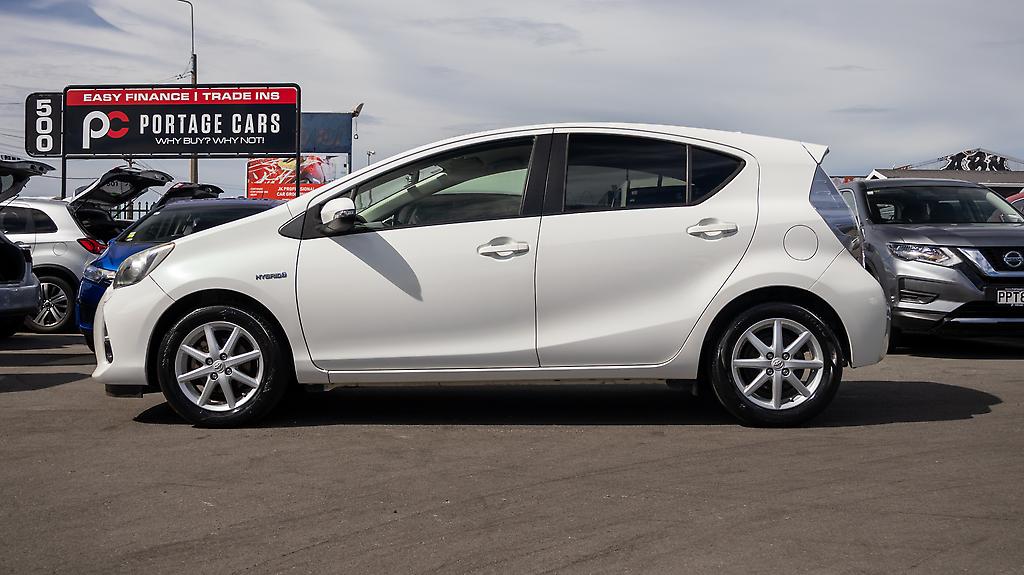 2012 Toyota Aqua F spec, Push start, Heated seats image 358161