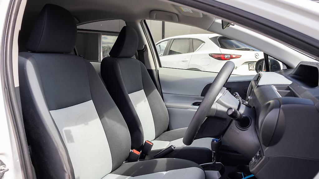 2012 Toyota Aqua F spec, Push start, Heated seats image 358168