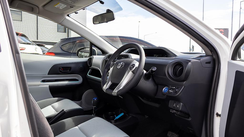 2012 Toyota Aqua F spec, Push start, Heated seats image 358169