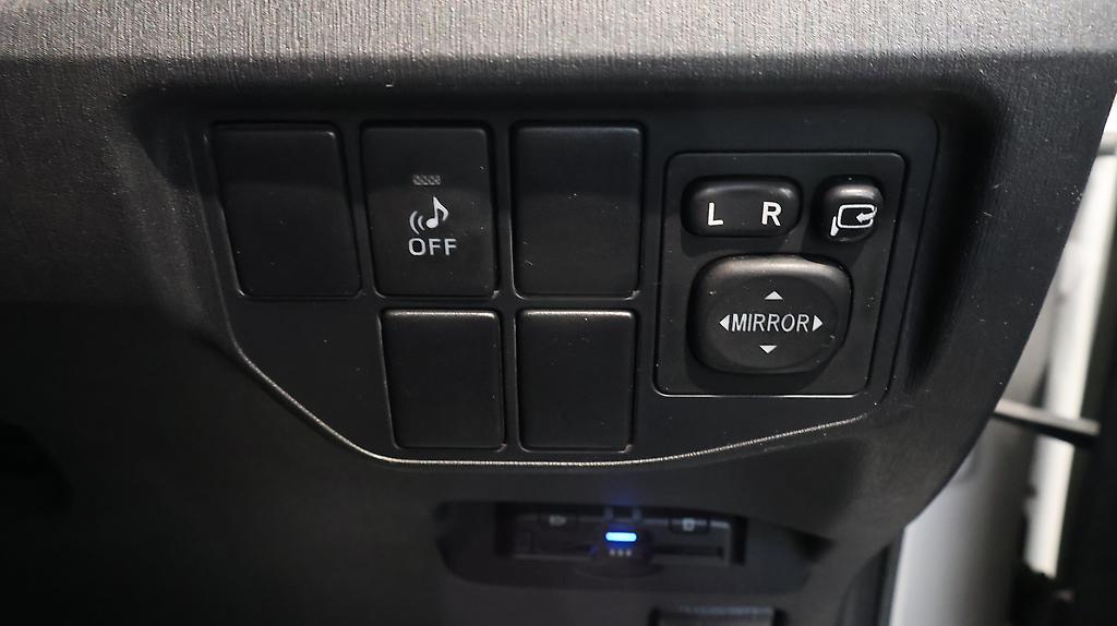 2014 Toyota Prius REVERSE CAMERA + STEERING WHEEL CONTROLS image 359896