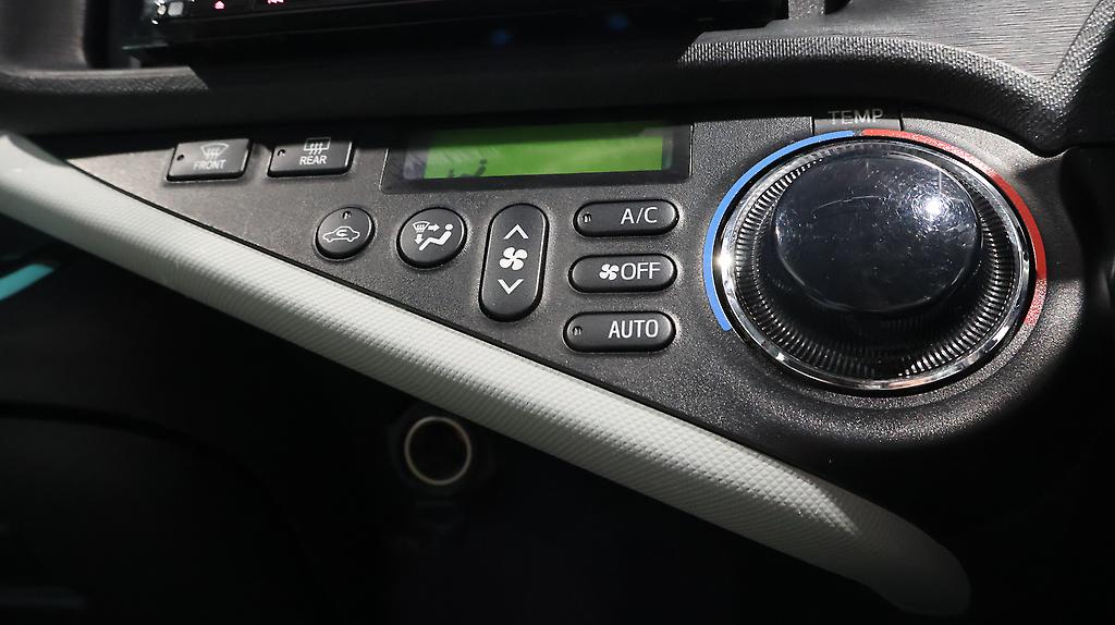 2013 Toyota Aqua Reverse Camera / Push Start / Alloys image 358367