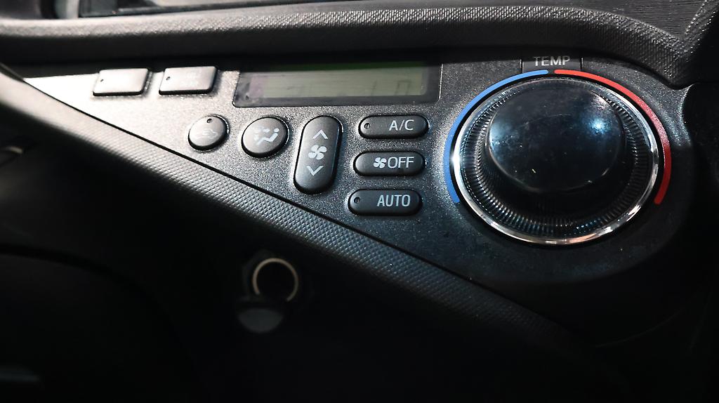2014 Toyota Aqua REVERSE CAMERA + BLUETOOTH image 361084