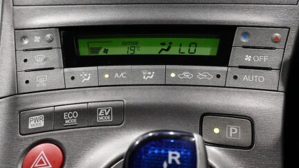 2013 Toyota Prius PUSH BUTTON START + REVERSE CAMERA + STEERING WHEEL CONTROLS image 361983