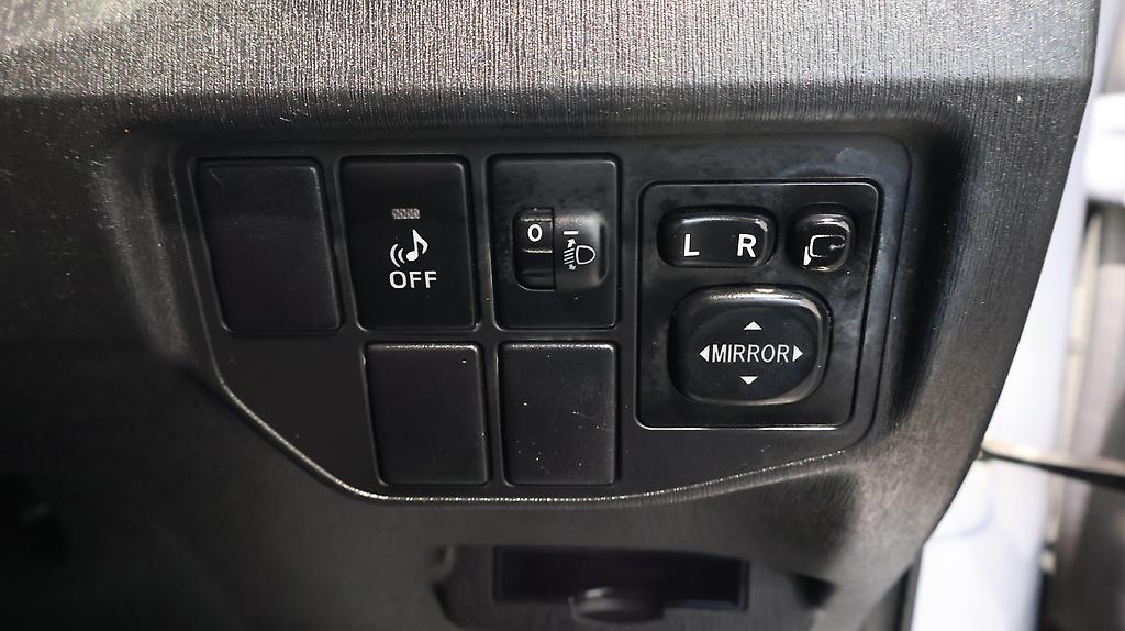 2013 Toyota Prius PUSH BUTTON START + REVERSE CAMERA + STEERING WHEEL CONTROLS image 361985