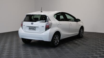 2014 Toyota Aqua REVERSE CAMERA + BLUETOOTH image 361073