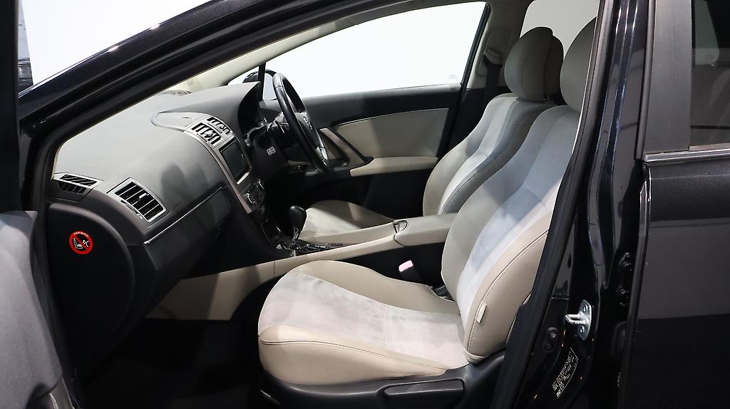 2013 Toyota Avensis Wagon Li image 359800