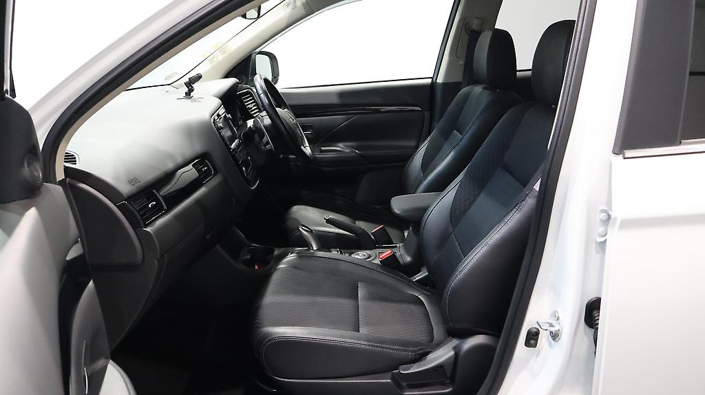 2014 Mitsubishi Outlander PHEV G Navi Package 4WD image 362540