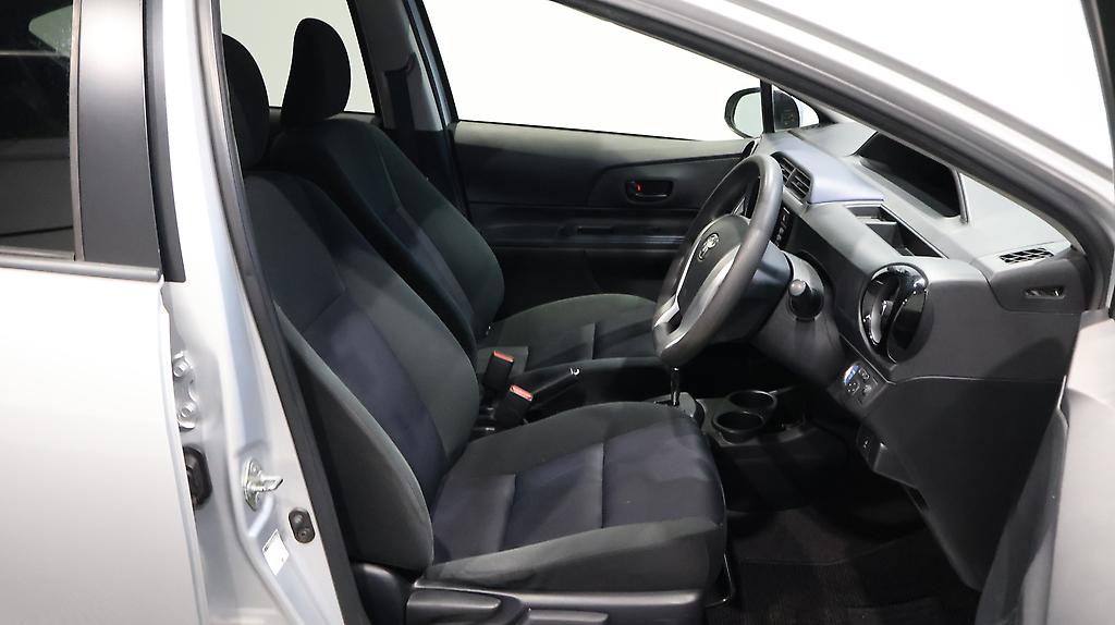 2015 Toyota Aqua Hybrid S Model image 359597
