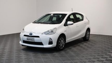 2014 Toyota Aqua REVERSE CAMERA + BLUETOOTH image 361071