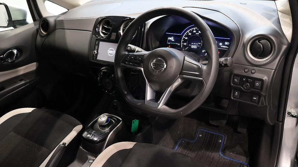 2017 Nissan Note e-Power X image 360017