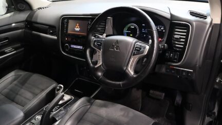 2015 Mitsubishi Outlander PHEV G Navi Package 4WD image 359733