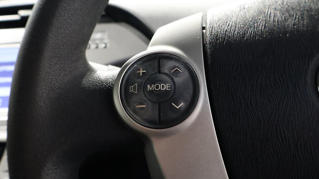 2013 Toyota Prius PUSH BUTTON START + REVERSE CAMERA + STEERING WHEEL CONTROLS image 361986