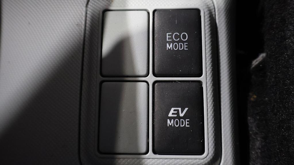 2013 Toyota Aqua Reverse Camera / Push Start / Alloys image 358369