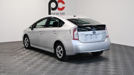 2014 Toyota Prius REVERSE CAMERA + STEERING WHEEL CONTROLS image 359883