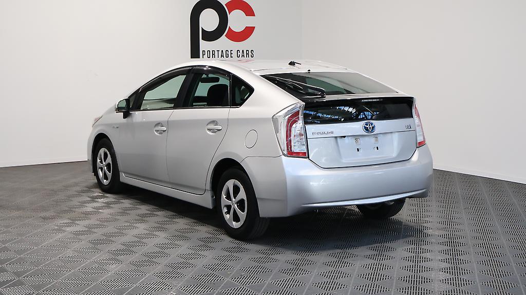 2014 Toyota Prius REVERSE CAMERA + STEERING WHEEL CONTROLS image 359883
