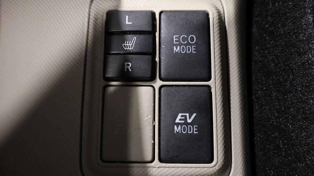 2013 Toyota Aqua S MODEL + PUSH START + REVERSE CAMERA image 359455