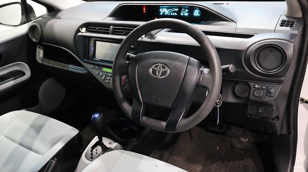 2014 Toyota Aqua REVERSE CAMERA + BLUETOOTH image 361081