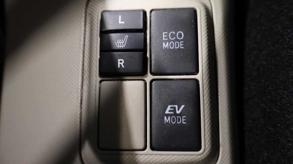 2013 Toyota Aqua S MODEL + PUSH BUTTON START image 360618