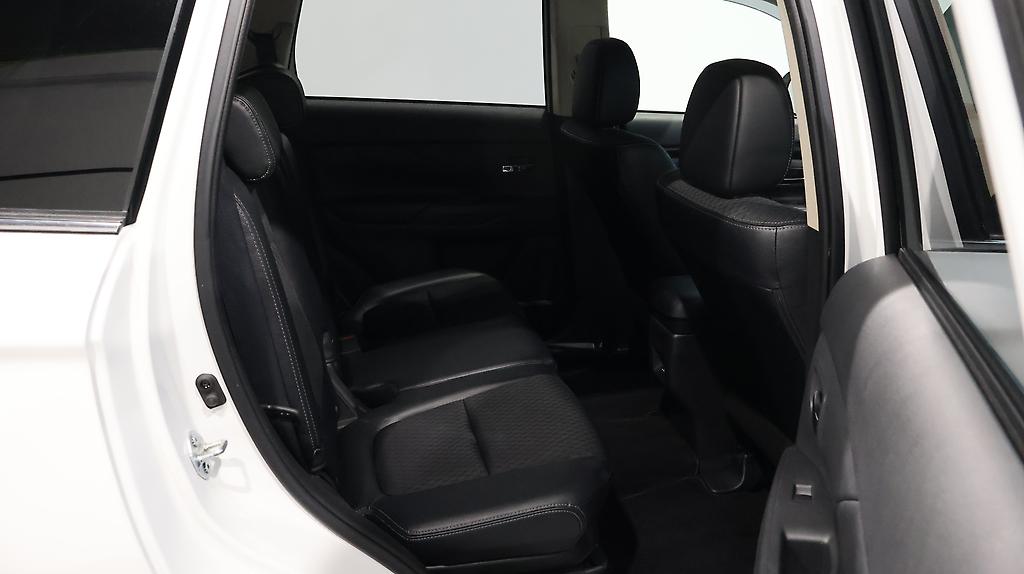 2014 Mitsubishi Outlander PHEV G Navi Package 4WD image 362542