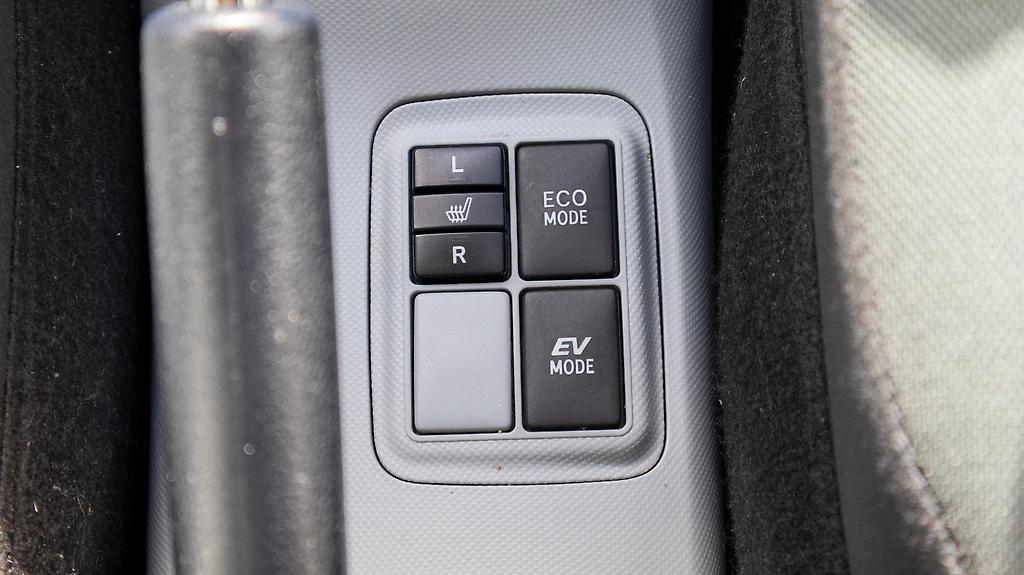 2012 Toyota Aqua F spec, Push start, Heated seats image 358170